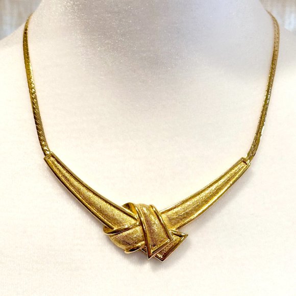 Vintage Avon Goldtone Tied Knot Necklace with Flat Cuban Link Chain - Picture 5 of 7
